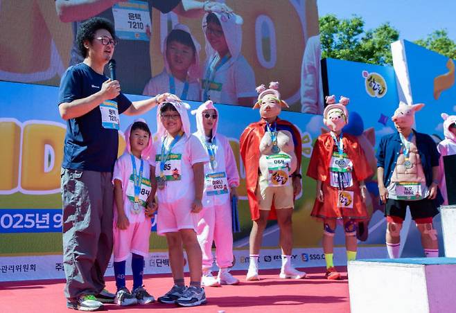 유쾌하고 기발한 의상을 입고 '베스트 드레서' 상  심사를 기다리는 참가자들.