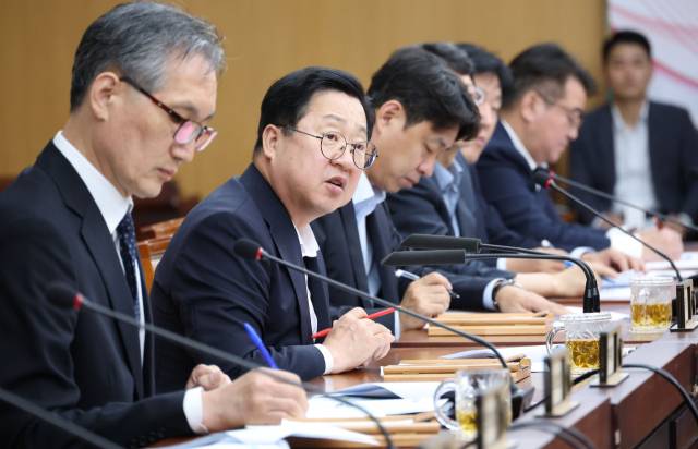 이장우 대전시장은 22일 주간업무회의를 열고 한밭야구장 철거 여부와 추석 연휴를 앞둔 시민 생활 안정 대책 등을 논의했다. 대전시 제공