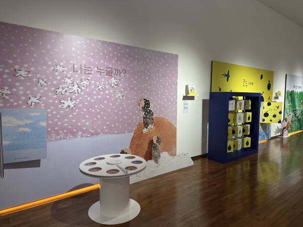 ‘나와 세상을 잇는 동화’를 주제로 구현된 제1전시실 장면. <의재미술관 제공>