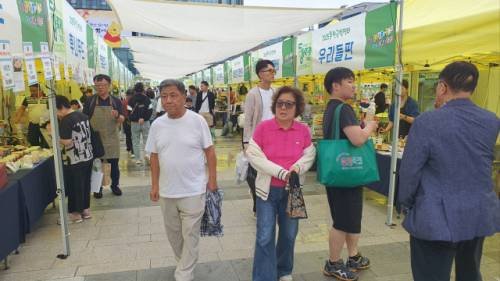 ◇우수 중소기업 제품 판매전 ‘2025 동행축제와 함께하는 춘천금빛장터’가 지난 19~20일 춘천시청 광장에서 열렸다.