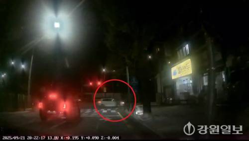 ◇지난 21일 오후 8시18분께 춘천시 효자동 강원사대부고 인근에서 A(37)씨가 몰던 카렌스 승용차가 음식점으로 돌진했다. 이 사고로 A씨와 동승자 B(37)씨가 다쳐 병원으로 이송됐다. 사진=독자 제공