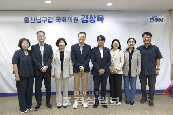 더불어민주당 김상욱 의원이 지난 21일 지역사무실에서 국민건강보험공단 부산·울산·경남 지역본부 조준희 본부장과 주요 현안에 대해 의견을 나누고 기념촬영을 하고 있다. 김상욱의원실 제공