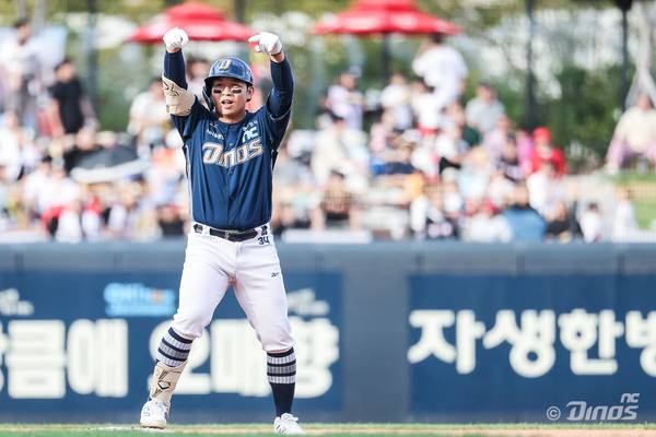 NC 다이노스 오영수가 21일 KIA전에서 2루타를 기록한 뒤 세레모니를 하고 있다. /NC 다이노스