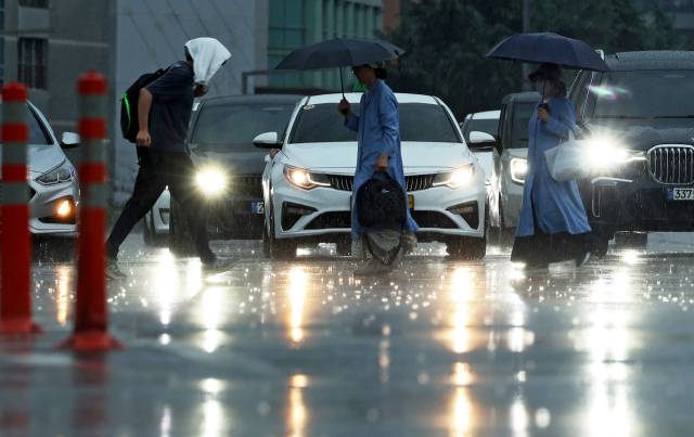 추분(秋分)을 앞두고 비가 내린 지난 17일 동대구역 앞에서 우산을 쓴 시민들이 횡단보도를 건너고 있다.매일신문 DB