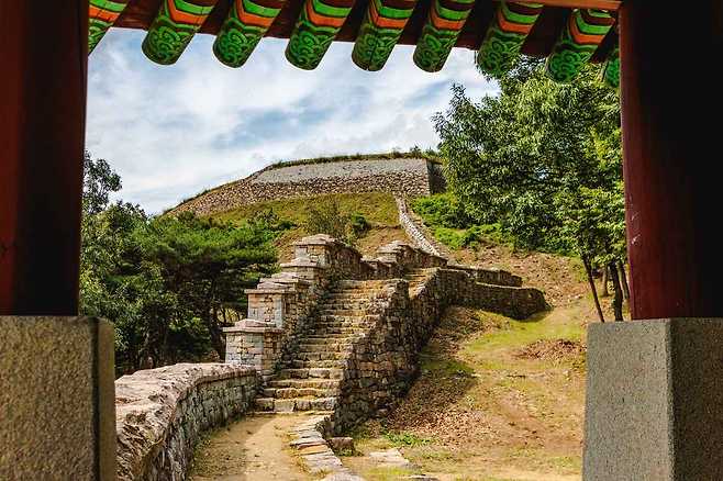 삼국시대 때 치열한 전투가 벌어졌던 역사의 현장인 고모산성.