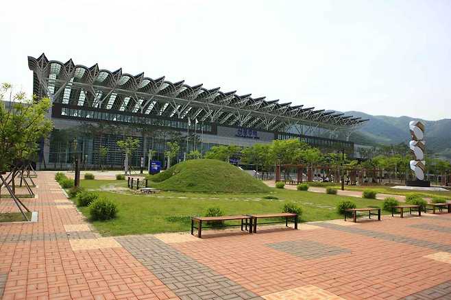 APEC의 성공여부는 교통문제 해결에 달려 있다 해도 과언이 아니다. 사진은 신경주역.