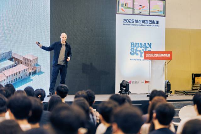 지난 17일 부산 벡스코에서 열린 '2025 부산국제건축제’를 찾은 OMA 파트너 크리스 반 두인 건축가가 초청 강연을 하고 있다. 부산국제건축제 제공