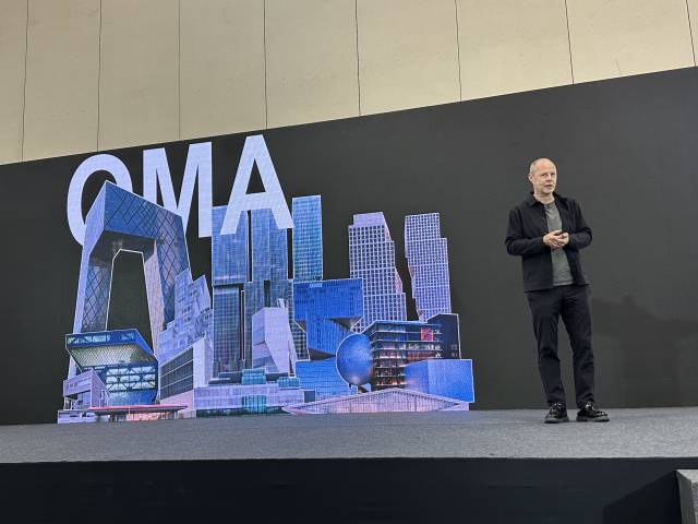 지난 17일 부산 벡스코에서 열린 '2025 부산국제건축제’를 찾은 OMA 파트너 크리스 반 두인 건축가가 초청 강연을 하고 있다. 김은영 기자 key66@