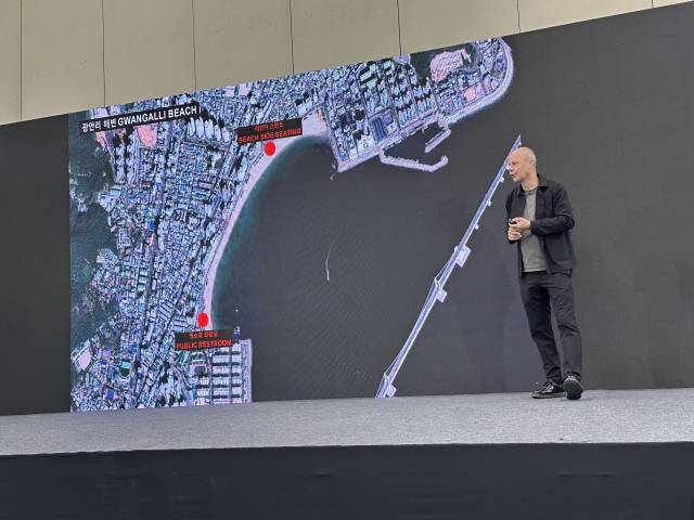 지난 17일 부산 벡스코에서 열린 '2025 부산국제건축제’를 찾은 OMA 파트너 크리스 반 두인 건축가가 초청 강연을 하고 있다. 김은영 기자 key66@
