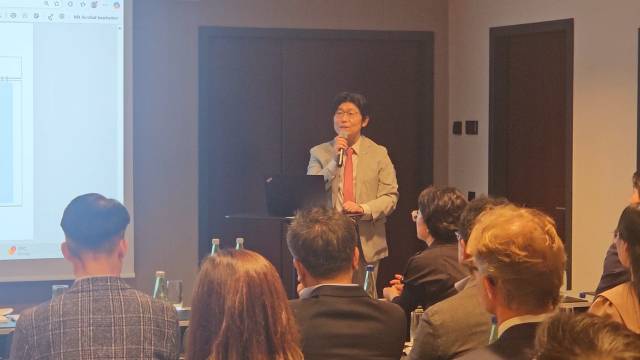 지난 18일 독일 프랑크푸르투에서 해진공이 개최한 설명회에서 윤상호 해진공 해양금융본부장이 사업 계획을 설명하고 있다. 해진공 제공