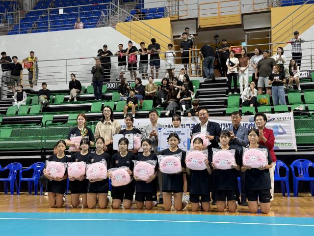 부산 경남여중 배구부가 지난 14일 ‘2025 KYK 파운데이션 전국중학교 배구 최강전’에서 우승을 차지했다. 부산시교육청 제공