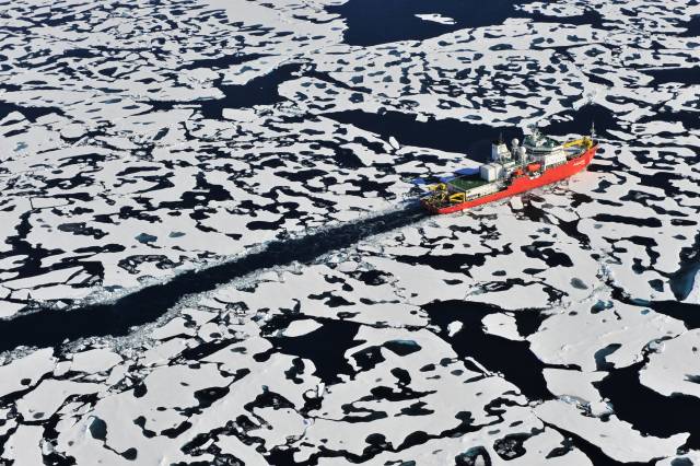 북극해를 항해 중인 한국 최초의 쇄빙연구선 아라온호. 7507t에 이른다. 부산일보DB