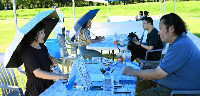 20일 창원시 성산구 용지문화공원에서 열린 제8회 전국 버스킹 페스티벌에서 시민들이 캐리커쳐 체험을 하고 있다./김승권 기자/