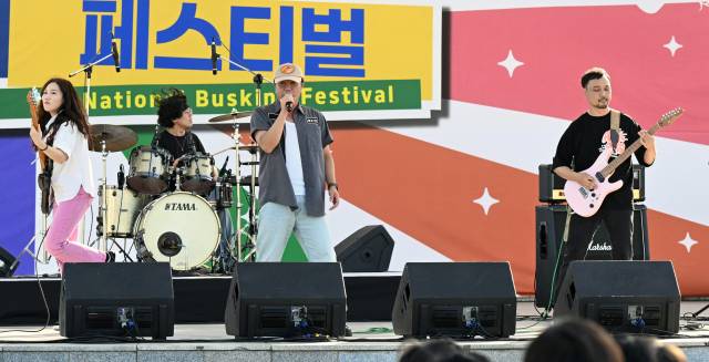 KBK Uglys(국빈관 진상들) 밴드가 공연을 하고 있다./김승권 기자/