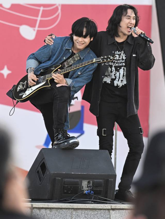 20일 창원시 성산구 용지문화공원에서 열린 제8회 전국 버스킹 페스티벌에서 하즈(Hase) 밴드가 공연을 하고 있다./김승권 기자/