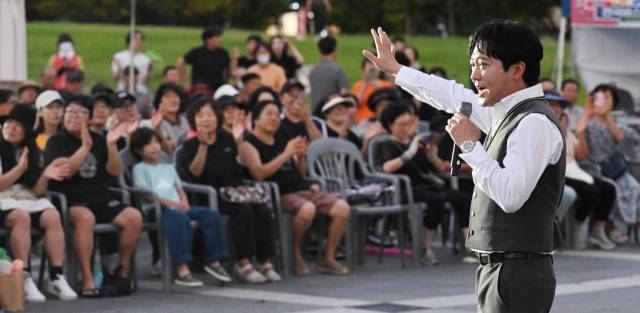 박현빈이 20일 창원시 성산구 용지문화공원에서 열린 제8회 전국 버스킹 페스티벌에서 시민들 곁으로 다가와 공연하고 있다./김승권 기자/