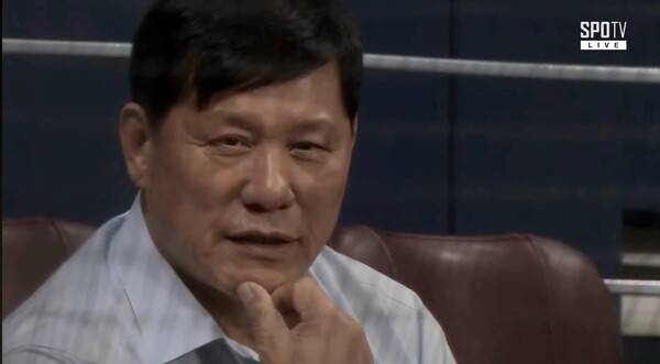 허구연 KBO 총재가 이른 아침에 열린 여자야구 경기를 유심히 지켜봤다.&nbsp;(사진=SPOTV2 중계화면 갈무리)