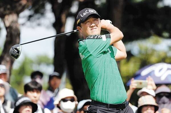 골프존 오픈 우승자 박성국이 드라이버 샷을 날리고 있다. 사진 | KPGA