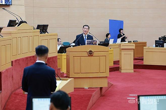 이광일 부의장이 16일 전남도의회에서 열린 제393회 임시회 도정 및 교육행정 질의에서 박영채 전남도 해양수산국장에게 질의하는 모습.