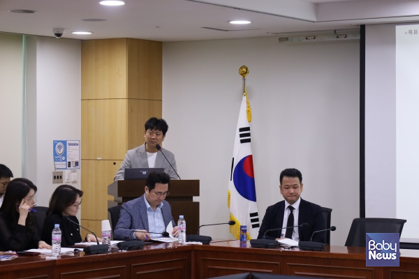 22일 진선미 더불어민주당 국회의원이 국회 의원회관 제9간담회의실에서 개최한 영유아 사교육 문제점과 규제방안 토론회에서 김대욱 경상국립대학교 유아교육과 교수가 발제하고 있다. ⓒ진선미 의원실