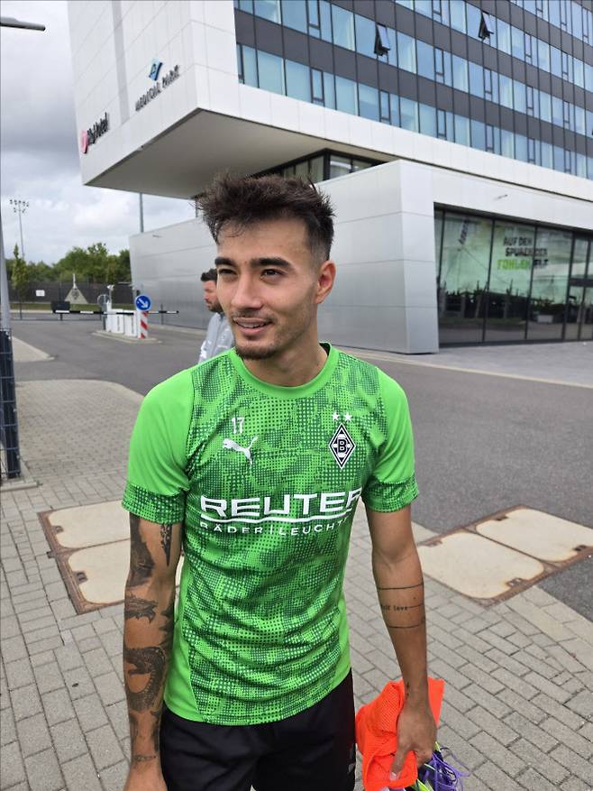 독일 분데스리가 묀헨글라트바흐에서 활약 중인 한국계 미드필더 옌스 카스트로프가 훈련을 마치고 환하게 웃고 있다. 사진=이석무 기자