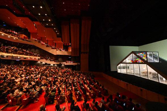 연극 ‘벚꽃동산’을 보러 온 관객들로 홍콩 문화센터 대극장이 가득찬 모습(사진=LG아트센터).