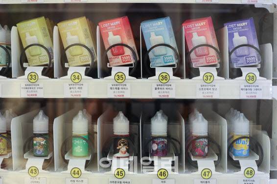 서울 마포구의 한 무인 전자담배 판매점에 설치된 자동판매기에 합성니코틴 액상형 전자담배가 진열돼있다.(사진=연합뉴스)