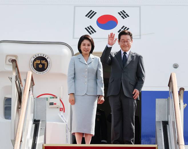 유엔총회 참석차 출국하는 이재명 대통령과 김혜경 여사가 22일 성남 서울공항 공군 1호기에서 인사하고 있다.(사진=연합뉴스)