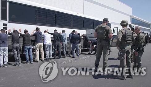 미국 이민 단속 당국이 지난 4일 조지아주 현대차그룹-LG에너지솔루션의 합작 배터리 공장 건설현장에서 한국인 등 근로자들을 체포하고 있다. 〈사진=미국 이민세관단속국 홈페이지 / 연합뉴스〉