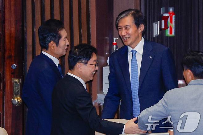 정청래 더불어민주당 대표(왼쪽)와 조국 조국혁신당 비상대책위원장. ⓒ News1 안은나 기자