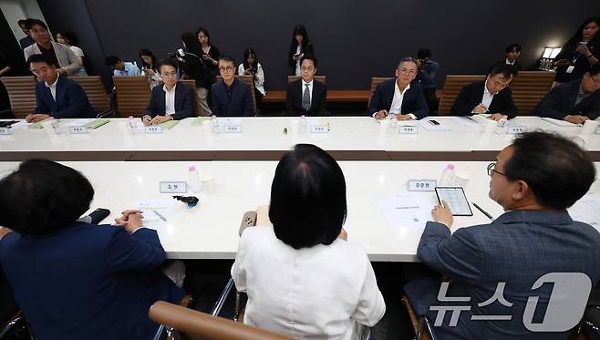 조좌진 롯데카드 대표이사와 임직원들이 19일 오후 서울 종로구 롯데카드 본사에서 열린 '국회 과학기술정보방송통신위원회(과방위)의 대규모 해킹 피해 롯데카드 현장조사'에서 의원들의 발언을 경청하고 있다. (공동취재) 2025.9.19/뉴스1 ⓒ News1 황기선 기자