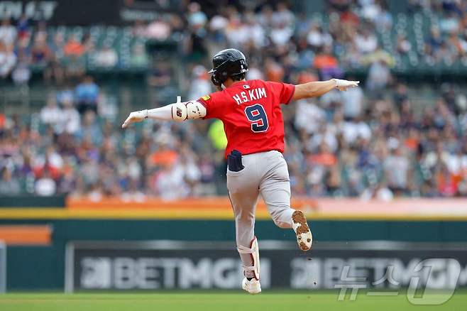 김하성이 22일(한국시간) 열린 2025 메이저리그 디트로이트 타이거스와의 경기에서 4회초 솔로홈런을 터뜨린 뒤 그라운드를 돌고 있다. ⓒ AFP=뉴스1