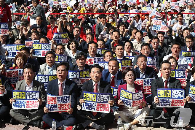 장동혁 대표와 송언석 원내대표를 비롯한 국민의힘 관계자들이 21일 오후 대구 동구 동대구역 광장에서 열린 야당탄압·독재정치 국민 규탄대회에 참석해 구호를 외치고 있다. 2025.9.21/뉴스1 ⓒ News1 공정식 기자