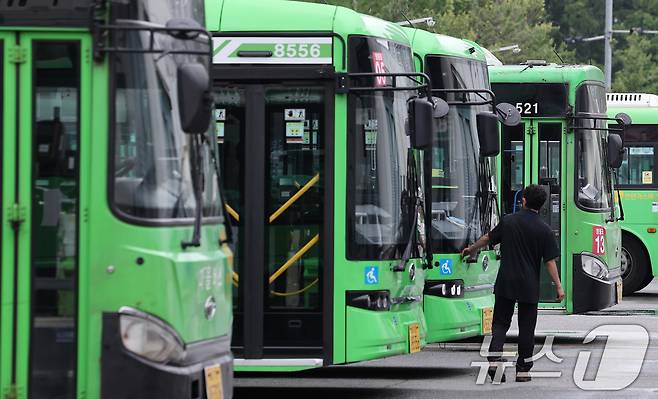 서울 시내 마을버스 차고지에 마을버스가 정차돼 있다. 2025.5.22/뉴스1 ⓒ News1 김성진 기자