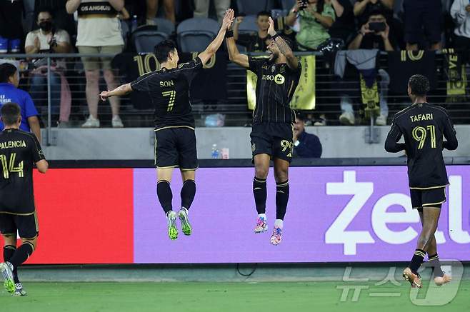 득점 후 기뻐하는 손흥민과 부안가 ⓒ AFP=뉴스1