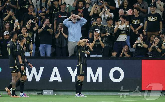 찰칵 세리머니를 하는 손흥민ⓒ AFP=뉴스1