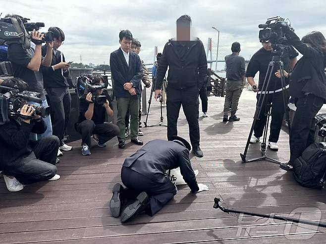 '이재석 경사 순직 사건' 담당 팀장 A 경위가 이 경사의 유족 앞에서 무릎을 꿇고 있다.2025.9.22/뉴스1 ⓒ News1 박소영 기자