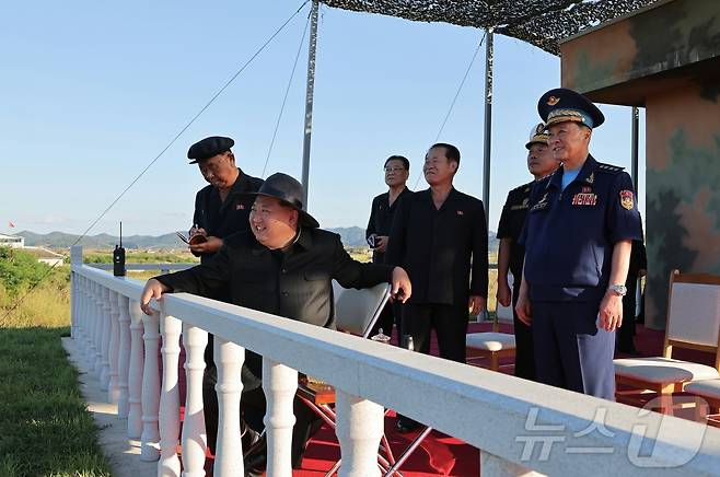 (평양 노동신문=뉴스1) = 김정은 총비서가 무인항공기술연합체 산하 연구소와 기업소를 방문해 무인 무장 장비의 성능시험을 지도하는 모습. [국내에서만 사용가능. 재배포 금지. DB 금지. For Use Only in the Republic of Korea. Redistribution Prohibited] rodongphoto@news1.kr