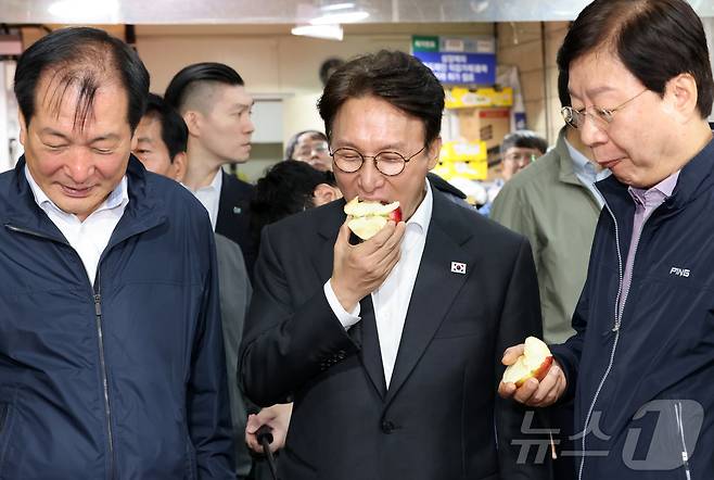김민석 국무총리가 22일 추석 맞이 물가점검차 서울 송파구 가락농수산물도매시장을 방문해 사과를 맛보고 있다. 2025.9.22/뉴스1 ⓒ News1 청사사진기자단