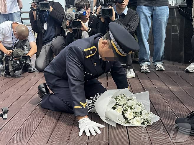 '이재석 경사 순직 사건' 관련 담당 팀장인 A 경위가 22일 오후 인천 옹진군 영흥도 돌고래전망대에서 유족 앞에서 무릎을 꿇고 빌고 있다.2025.9.22/뉴스1 ⓒ News1 박소영 기자