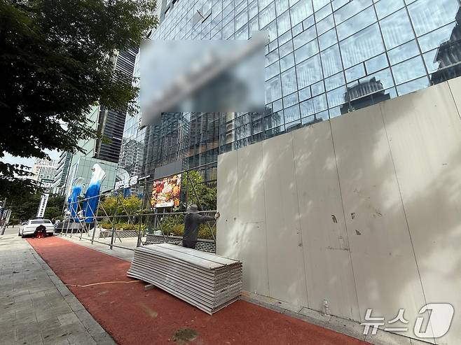 22일 광주 서구 상무지구에 위치한 호텔·예식장 건물 주변에 가벽이 설치되는 모습. 2025.9.22.뉴스1 /김태성 기자