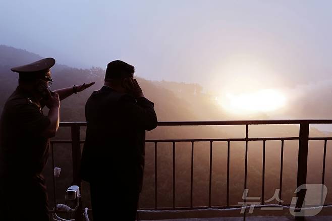 (평양 노동신문=뉴스1) = 북한이 지난 8일 탄소섬유복합재료를 이용한 대출력 고체연료 발동기(엔진) 지상분출시험을 진행하는 모습. [국내에서만 사용가능. 재배포 금지. DB 금지. For Use Only in the Republic of Korea. Redistribution Prohibited] rodongphoto@news1.kr