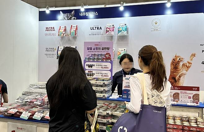 2025 궁디팡팡 캣페스타에 참가해 제품 홍보를 하고 있는 내추럴발란스(업체 제공) ⓒ 뉴스1