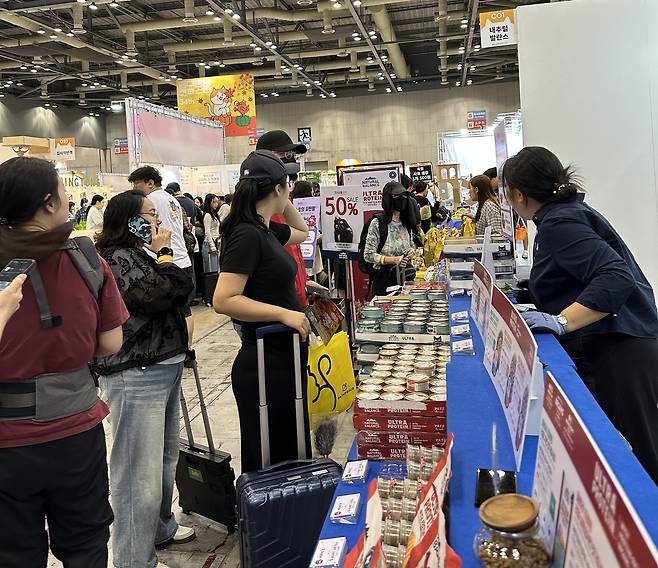 지난 19일부터 21일까지 일산 킨텍스에서 진행된 궁디팡팡 박람회에서 애묘인들이 내추럴발란스가 준비한 이벤트에 참여하고 있다(업체 제공). ⓒ 뉴스1