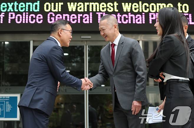 오승진 서울경찰청 광역수사단장(왼쪽)과 탓차이 피타닐라붓 태국 경찰국 스캠 TF 단장이 22일 오후 서울 마포구 서울경찰청 광역수사단에서 열린 태국 파타야 사기조직 검거 한·태 합동브리핑을 마친 후 악수를 나누고 있다.  2025.9.22/뉴스1 ⓒ News1 오대일 기자