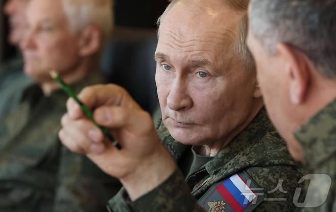 블라디미르 푸틴 러시아 대통령이 16일(현지시간) 니즈니노브고로드주 훈련장에서 열린 러시아-벨라루스 합동 군사훈련 '자파드-2025'를 시찰했다. 2025.09.16 ⓒ AFP=뉴스1 ⓒ News1 이지예 객원기자