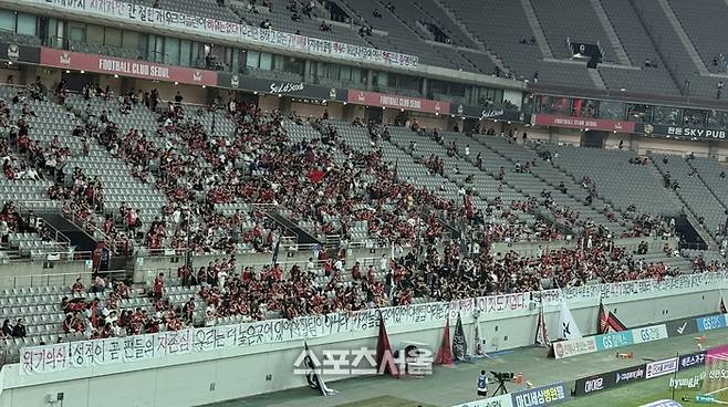 21일 서울월드컵경기장 풍경. 분발을 촉구하는 현수막이 잔뜩 걸려 있다. 정다워 기자
