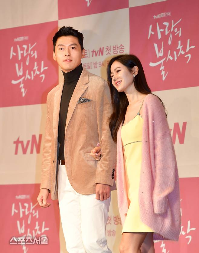 현빈(왼쪽)과 손예진이 지난 2019년12월 tvN  ‘사랑의 불시착’ 제작발표회 무대에 올라 포토타임을 갖고 있다.  스포츠서울DB