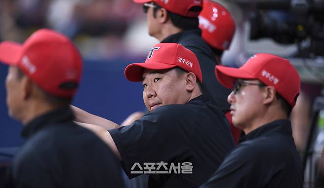KIA 이범호 감독이 고척스카이돔에서 열린 2025 KBO리그 키움과 경기를 지켜보고 있다. 고척 | 최승섭기자 thunder@sportsseoul.com