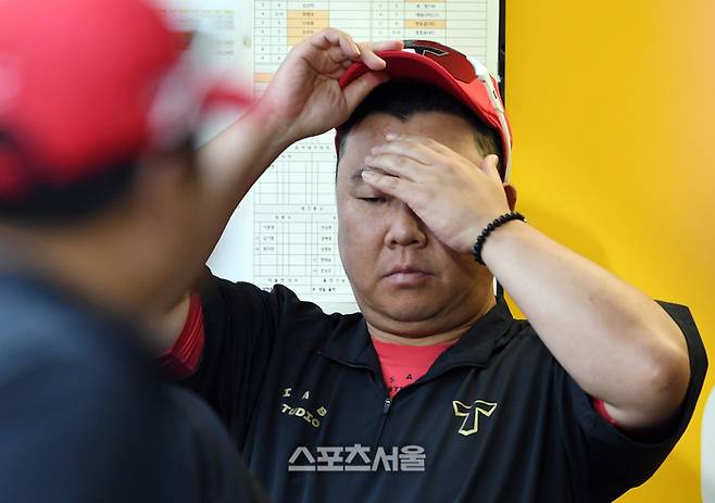 KIA 이범호 감독이 인천 SSG랜더스필드에서 열린 2025 KBO리그 SSG와의 경기에서 모자를 고쳐쓰고 있다. 문학 | 박진업 기자 upandup@sportsseoul.com